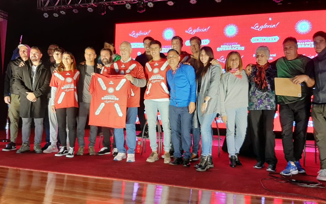 Maratón Batalla Punta Quebracho: Con enorme expectativa presentaron la remera oficial y las medallas de la “Marea Roja”