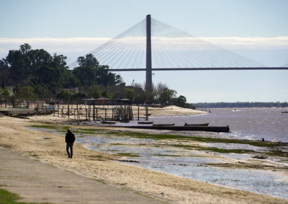 La bajante del río Paraná está en valores críticos y genera preocupación entre los pescadores