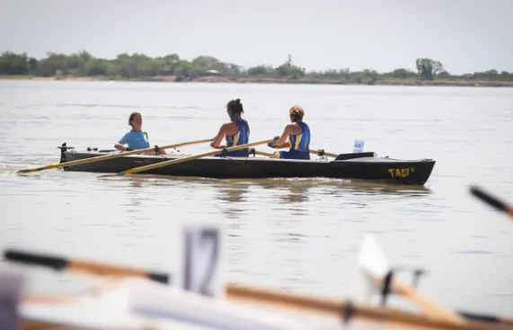 Villa Gobernador Gálvez celebró su primera regata de remo travesía