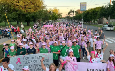 Multitudinaria caminata por el «Octubre Rosa» en Roldán para prevenir el cáncer de mama