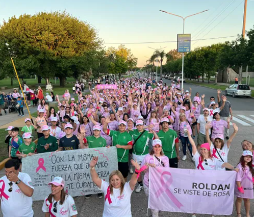 Multitudinaria caminata por el «Octubre Rosa» en Roldán para prevenir el cáncer de mama