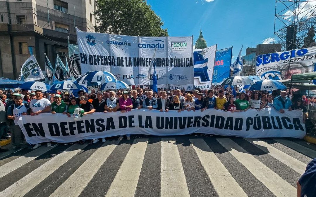 Masiva marcha en defensa de la Educación Pública