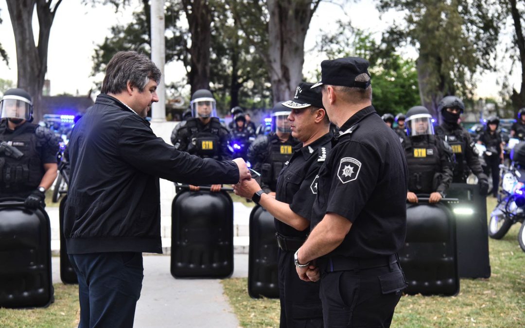 Cococcioni entregó móviles policiales y equipos antidisturbios en Rosario